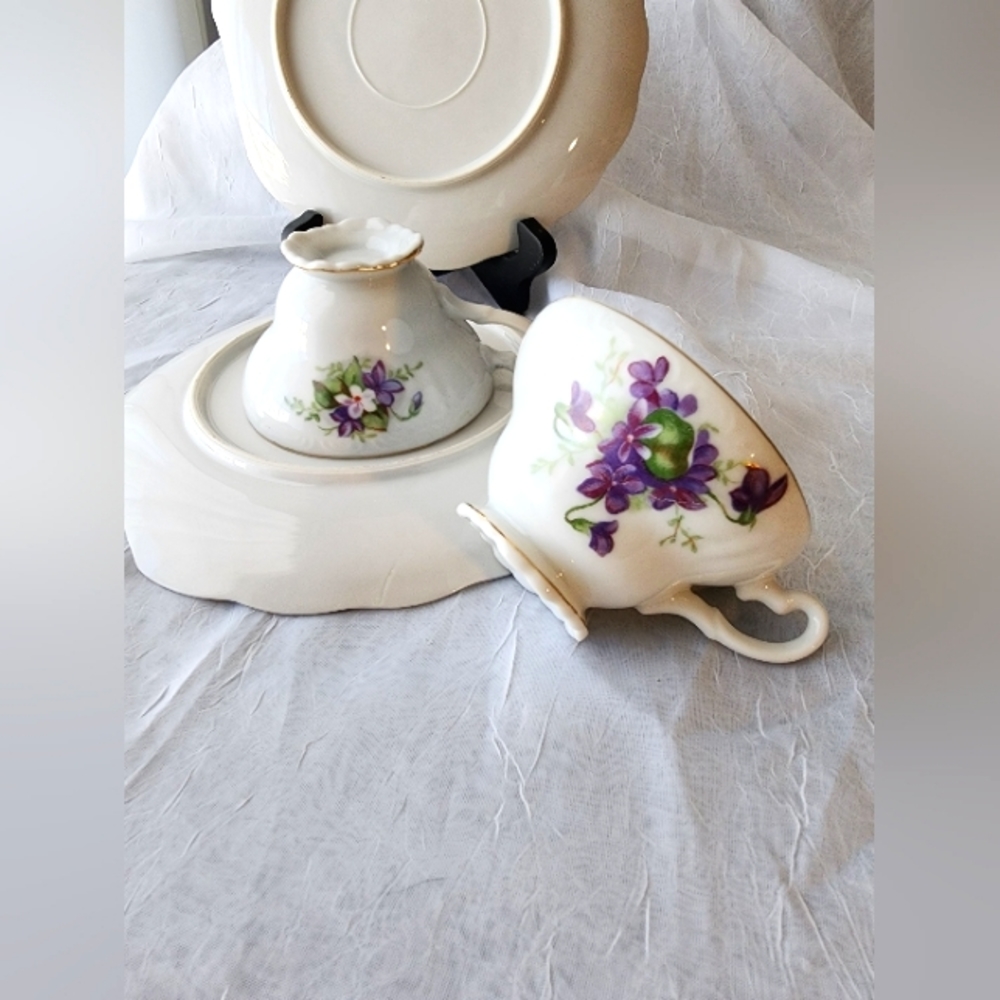 Vintage Set of (2) Purple Violet Fine Porcelain Shell Shaped Plates w. Teacups - Picture 6 of 11